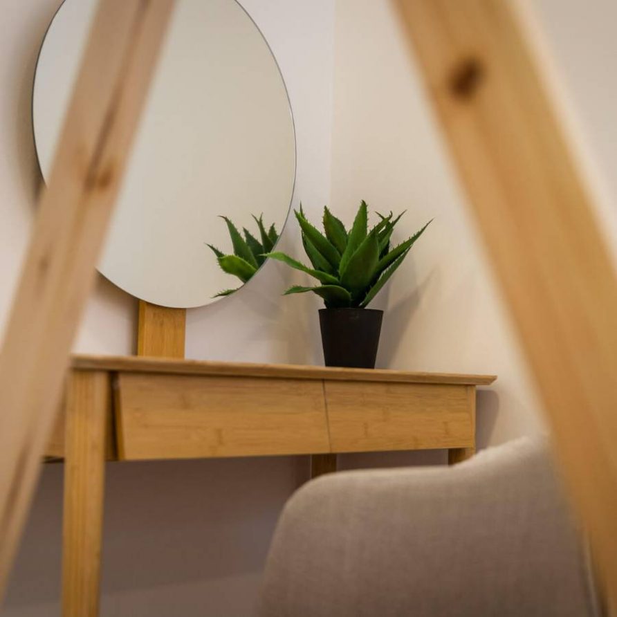 11 Biroul cu oglinda din dormitorul galben din Jungle Villa Brasov - FamilyStays