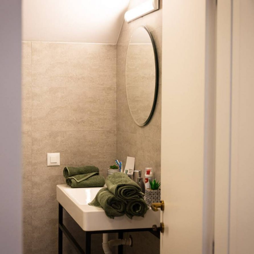 12 Baia comuna dormitorului galben si albastru Jungle Villa Brasov - FamilyStays