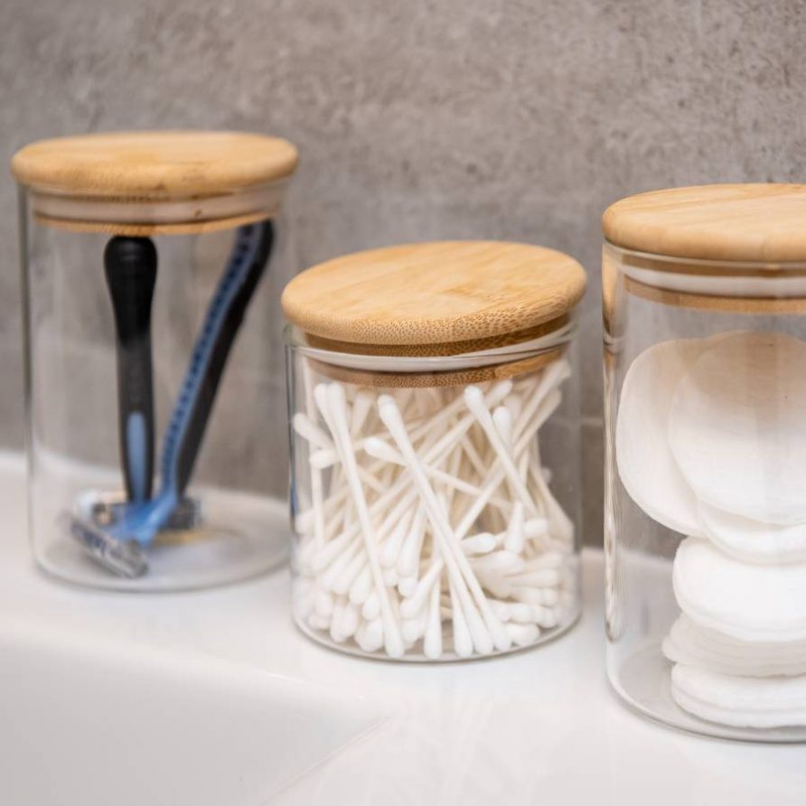 14 Consumabilele din Baia comuna dormitorului galben si albastru Jungle Villa Brasov - FamilyStays