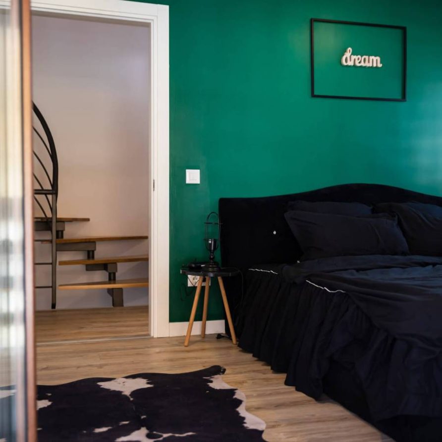 18 dormitorul negru din Jungle Villa Brasov - FamilyStays