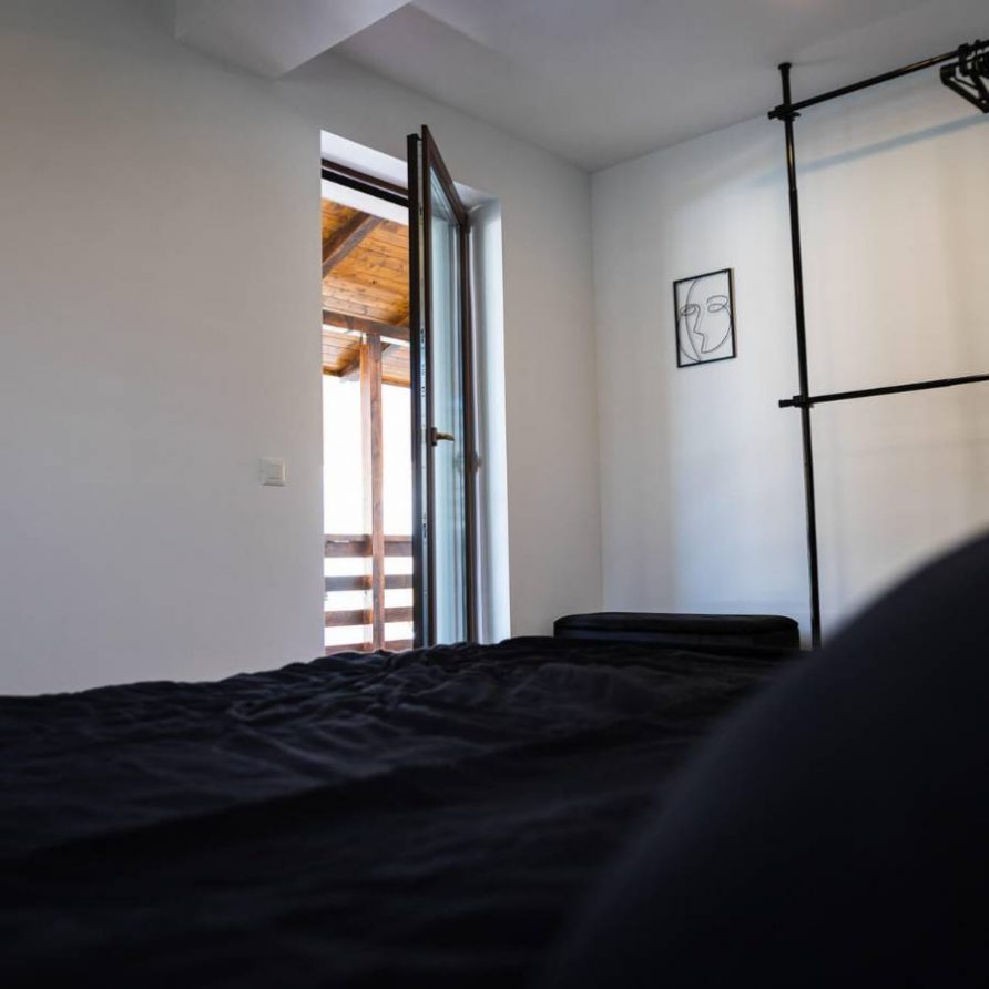 20 iesirea spre balcon din dormitorul negru din Jungle Villa Brasov - FamilyStays