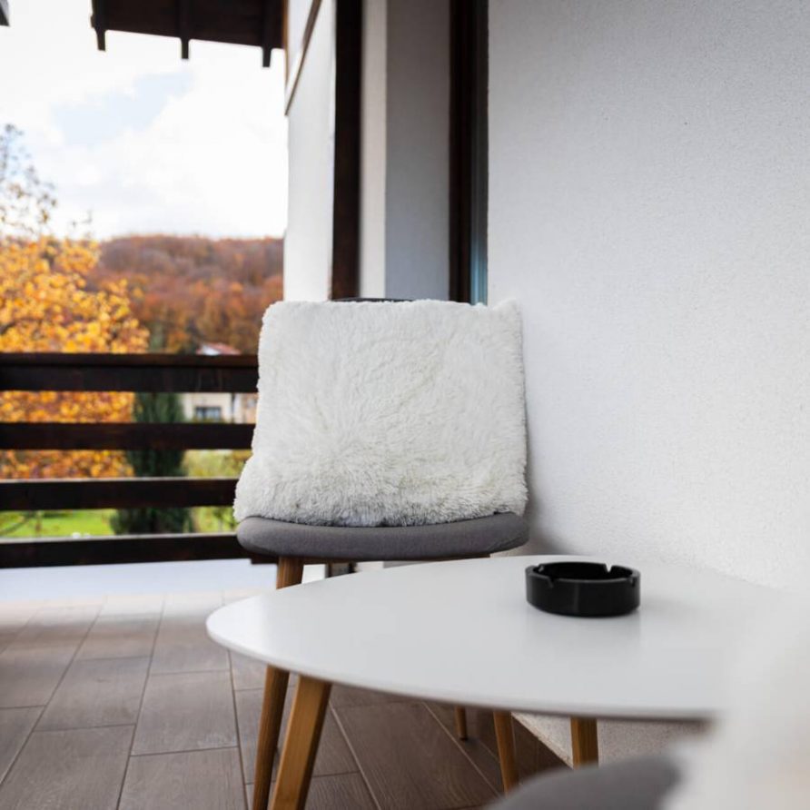 21 iesirea spre balcon din dormitorul negru din Jungle Villa Brasov - FamilyStays