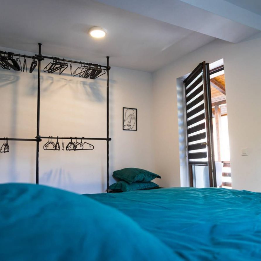 22 iesirea spre balcon din dormitorul verde din Jungle Villa Brasov - FamilyStays