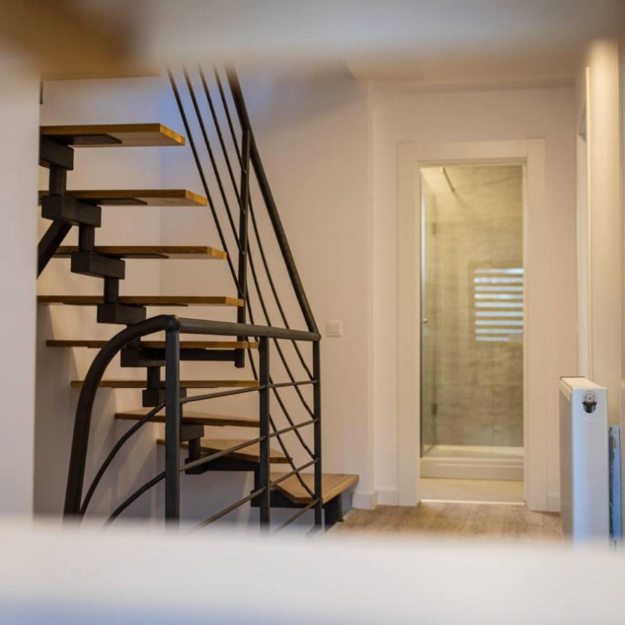 25 scarile si baia din Jungle Villa Brasov - FamilyStays