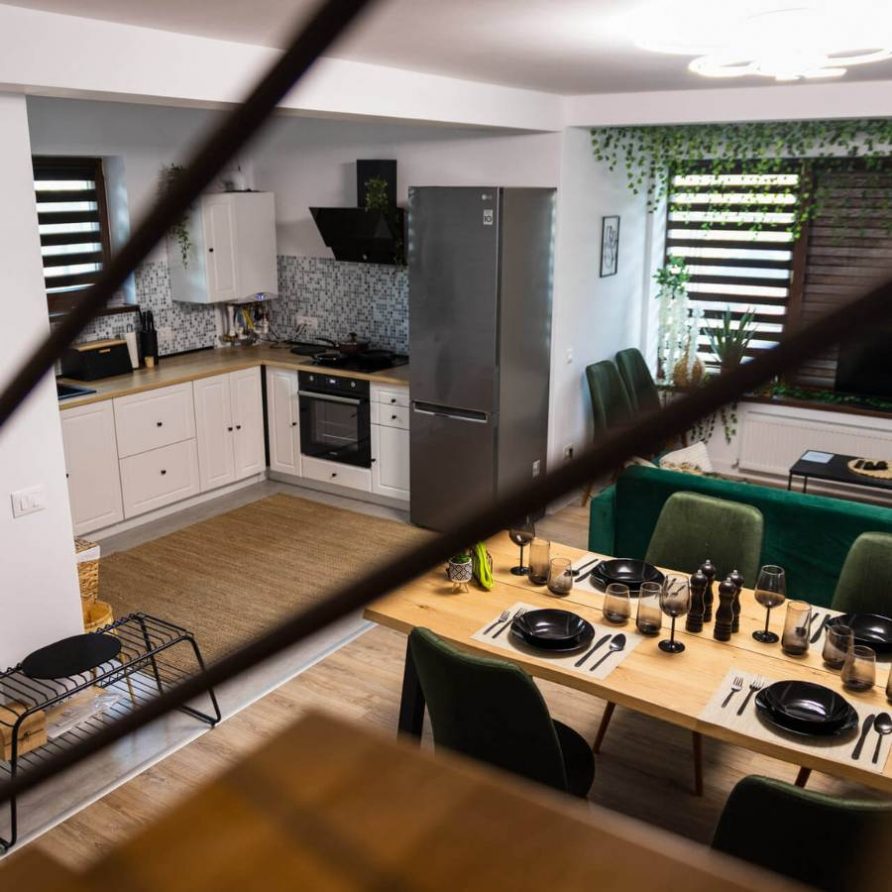 26 scarile de la etajul 1 in sufrageria din Jungle Villa Brasov - FamilyStays