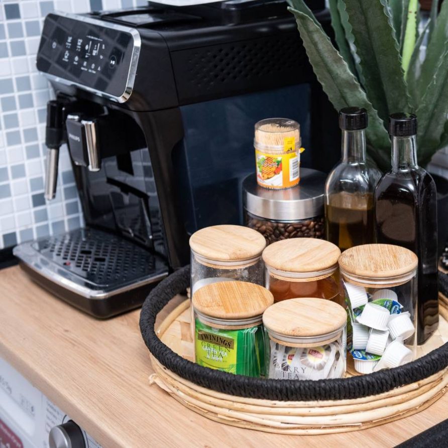 29 Cafea ceai si consumabile in bucataria din Jungle Villa Brasov - FamilyStays