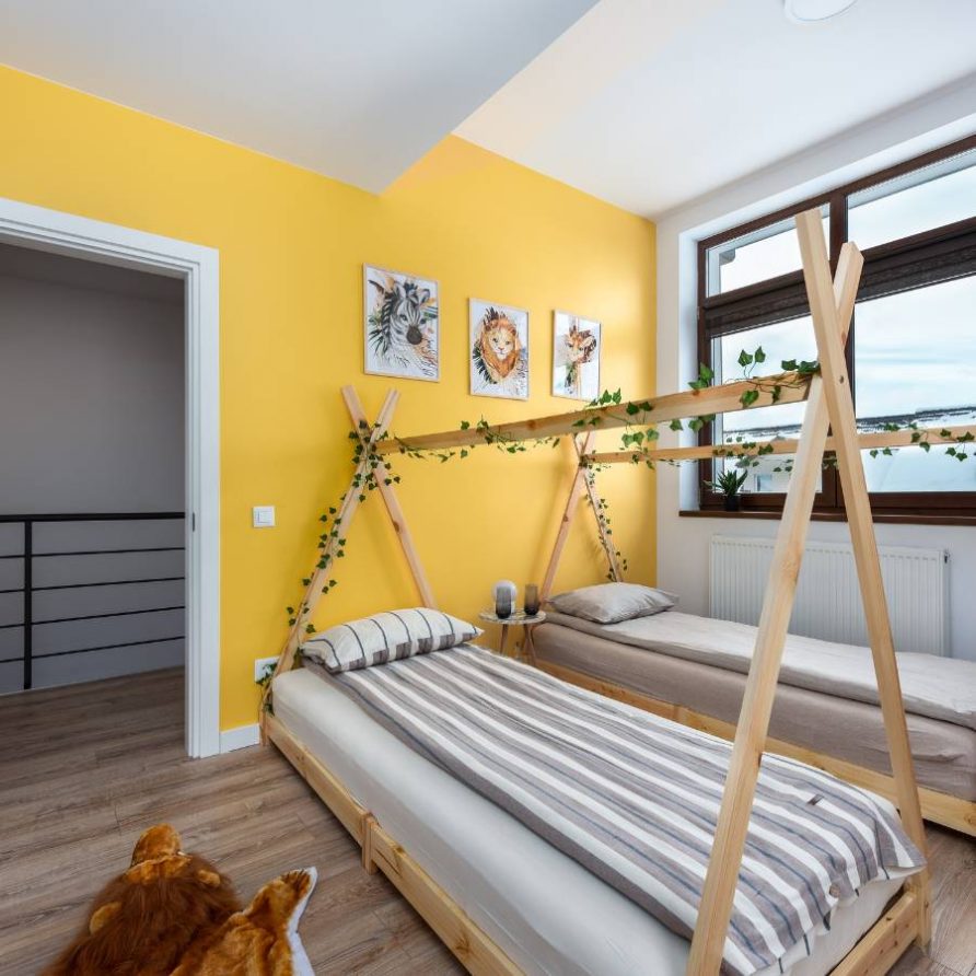 9 Dormitorul galben cu 2 paturi single 90x200cm din Jungle Villa Brasov - FamilyStays