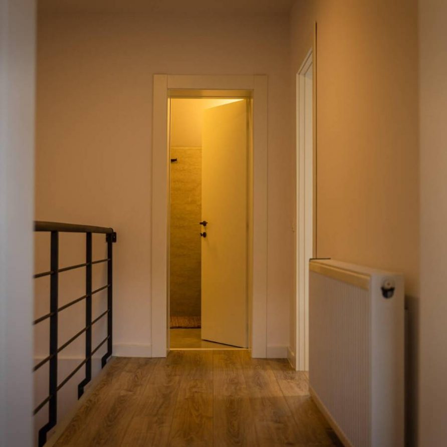 Holul vazut din dormitorul albastru din Jungle Villa Brasov - FamilyStays