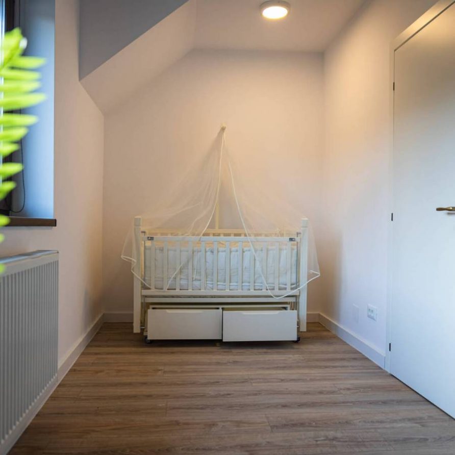 Pat de copii cu leganare in dormitorul albastru din Jungle Villa Brasov - FamilyStays