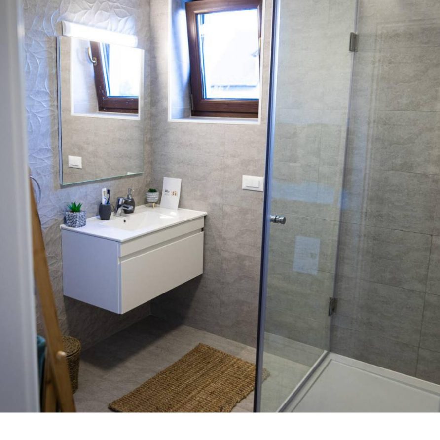 baia comuna dormitorul verde si negru din Jungle Villa Brasov - FamilyStays