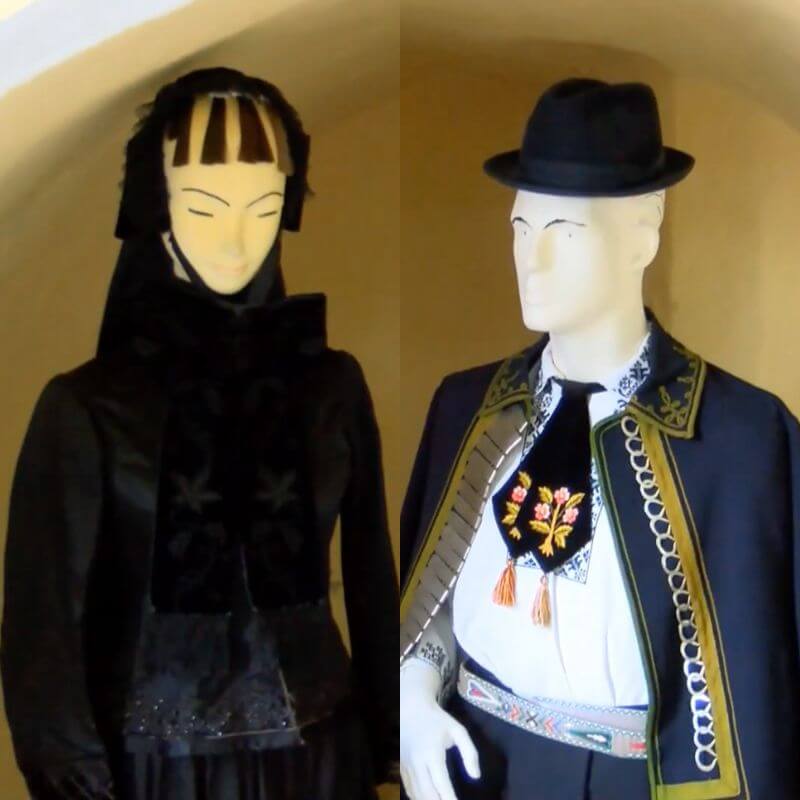 Costume-traditionale-sasesti-din-Biserica-Evanghelica-Rasnov - FamilyStays Costume de femeie și bărbat tradiționale săsești din biserica evanghelică Râșnov