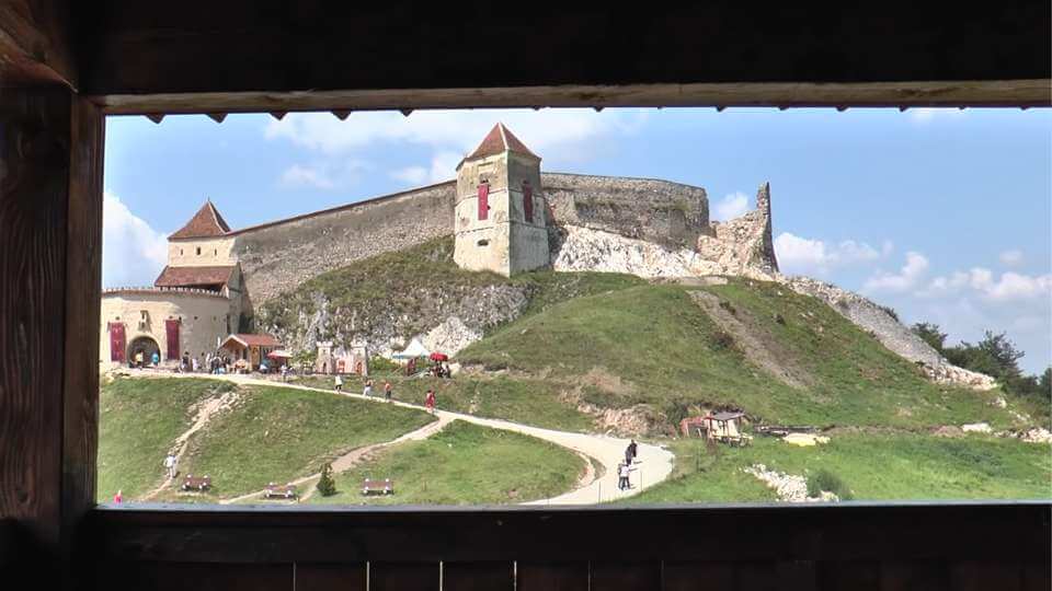 Exterior-Cetatea-Rasnov - FamilyStays Cetatea Râșnov văzută din exterior