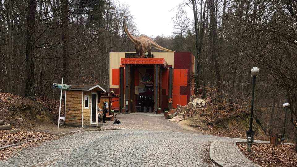 Intrare-Dino-Park - FamilyStays Intrarea Dino Park Râșnov