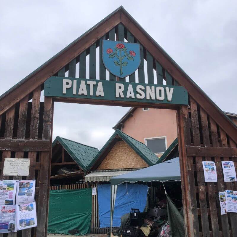 Intrarea-in-piata-agroalimentara-cu-emblema-orasului-Rasnov - FamilyStays Intrarea în Piața Râșnov și emblema orașului Râșnov