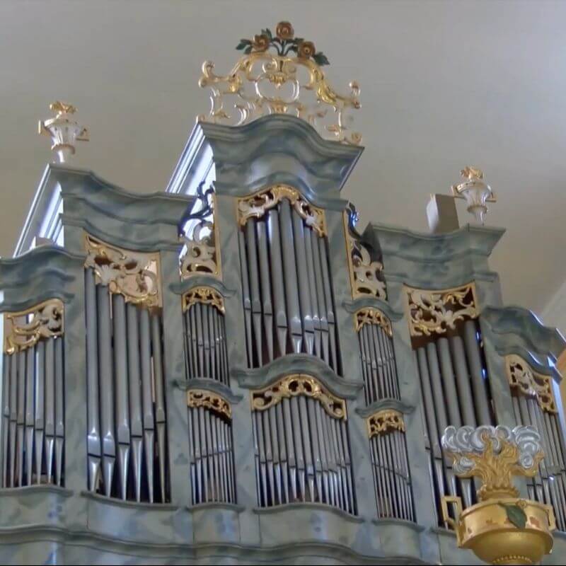Orga-din-Biserica-Evanghelica-Rasnov - FamilyStays Orga bisericii evanghelice Râșnov cu detalii îmbrăcate în aur