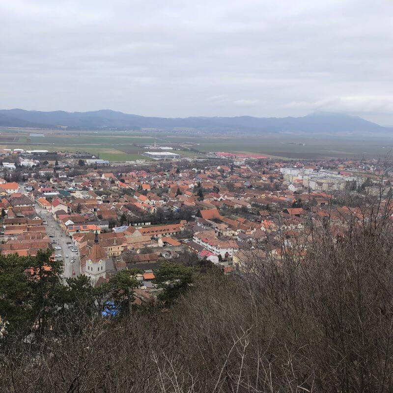 Panorama-orasului-Rasnov-de-la-cetate - FamilyStays Panorama orașului Râșnov văzută de sus de la Cetatea Râșnov