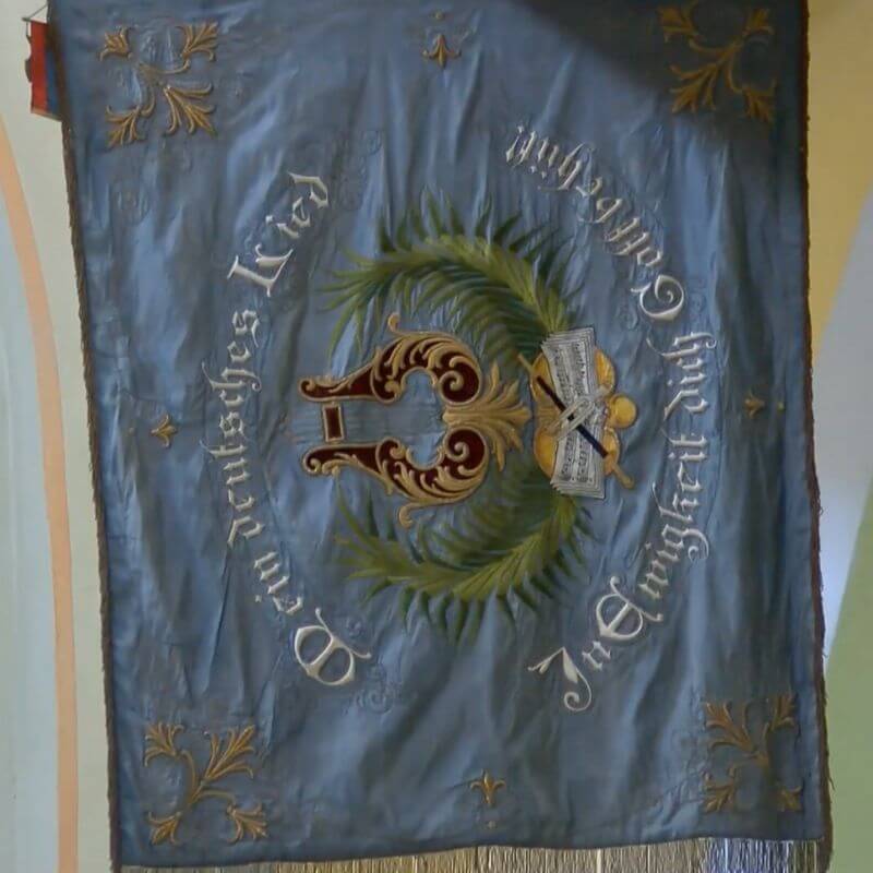 Steag-decorat-din-Biserica-Evanghelica-Rasnov - FamilyStays Steag decorat din biserica evanghelică Râșnov