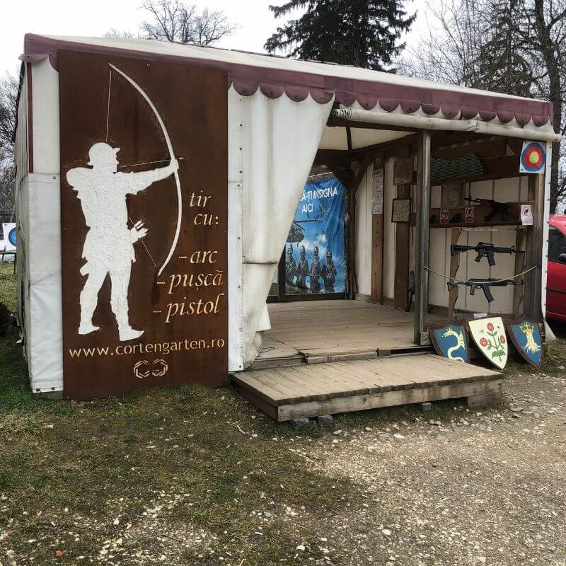 intrare-tir-cu-arc-pusca-sau-pistol - FamilyStays Intrarea la tir cu arc, pușcă sau pistol din Cetatea Râșnov