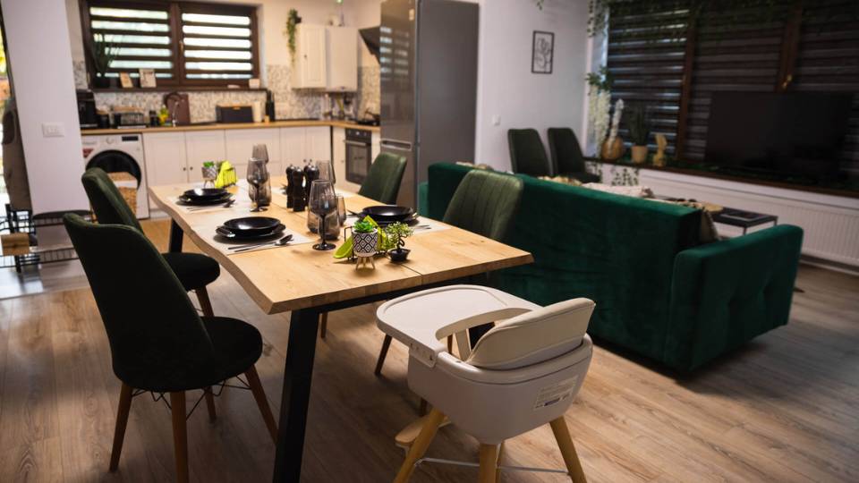 jungle-family-villa-brasov - FamilyStays Livingroom Jungle Family Villa Brașov